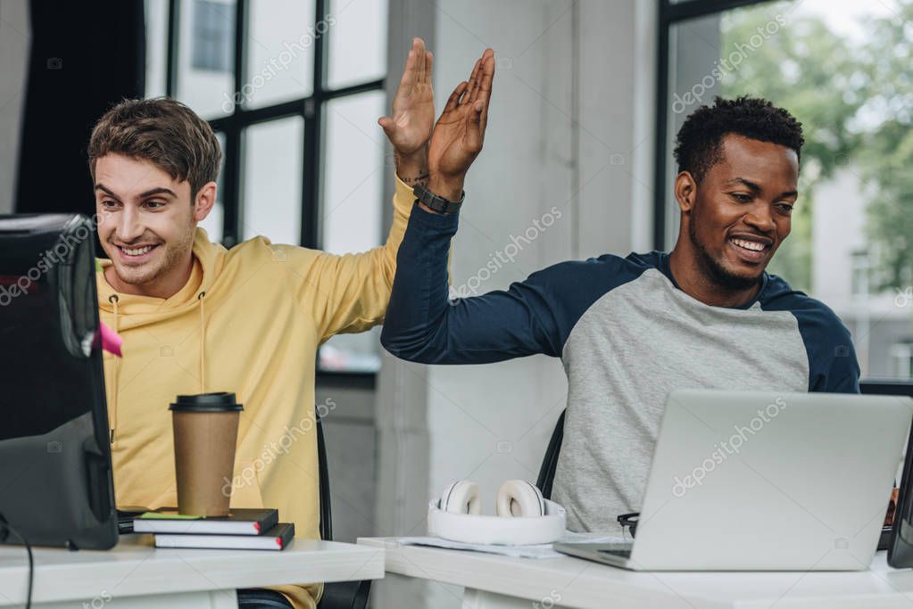 IT-Team arbeitet an Laptops