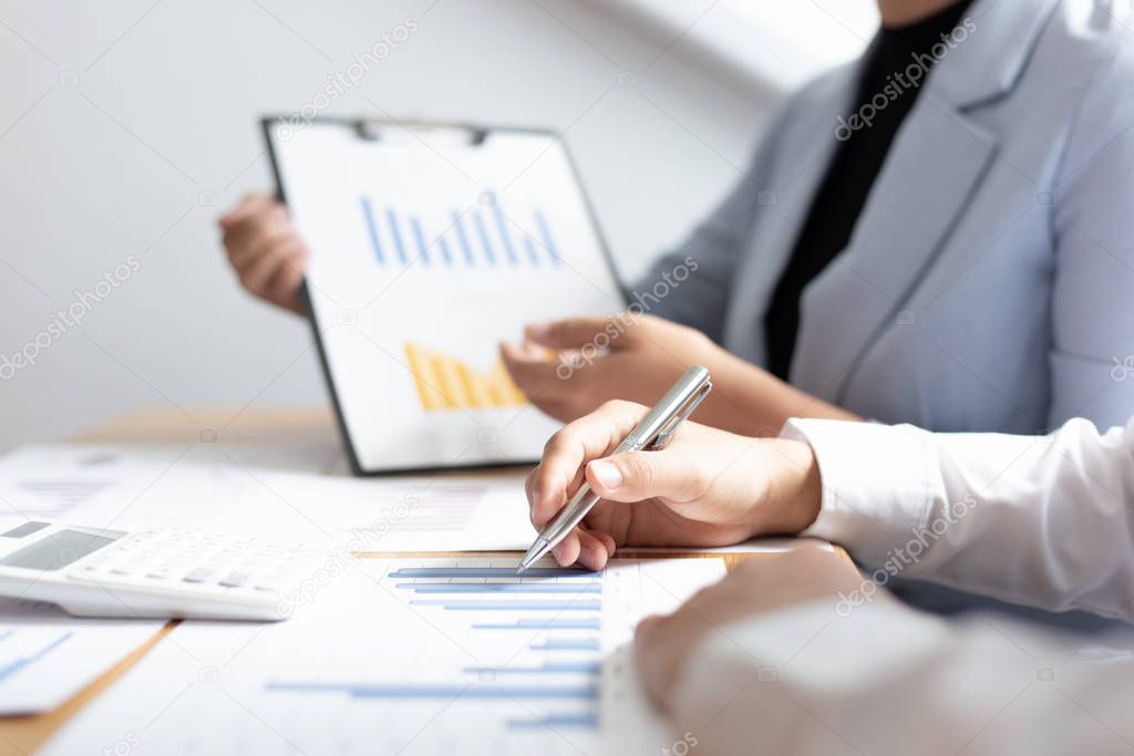 Beratungsgespräch mit Steuerberater und Unternehmern