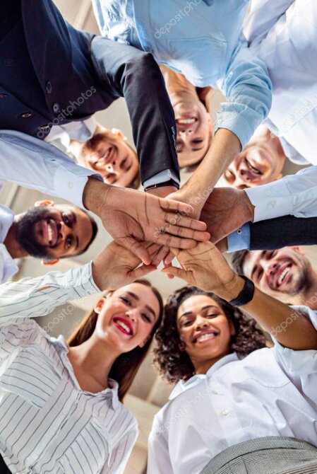 Team der Steuerkanzlei W-I-E bei der Zusammenarbeit im modernen Büro