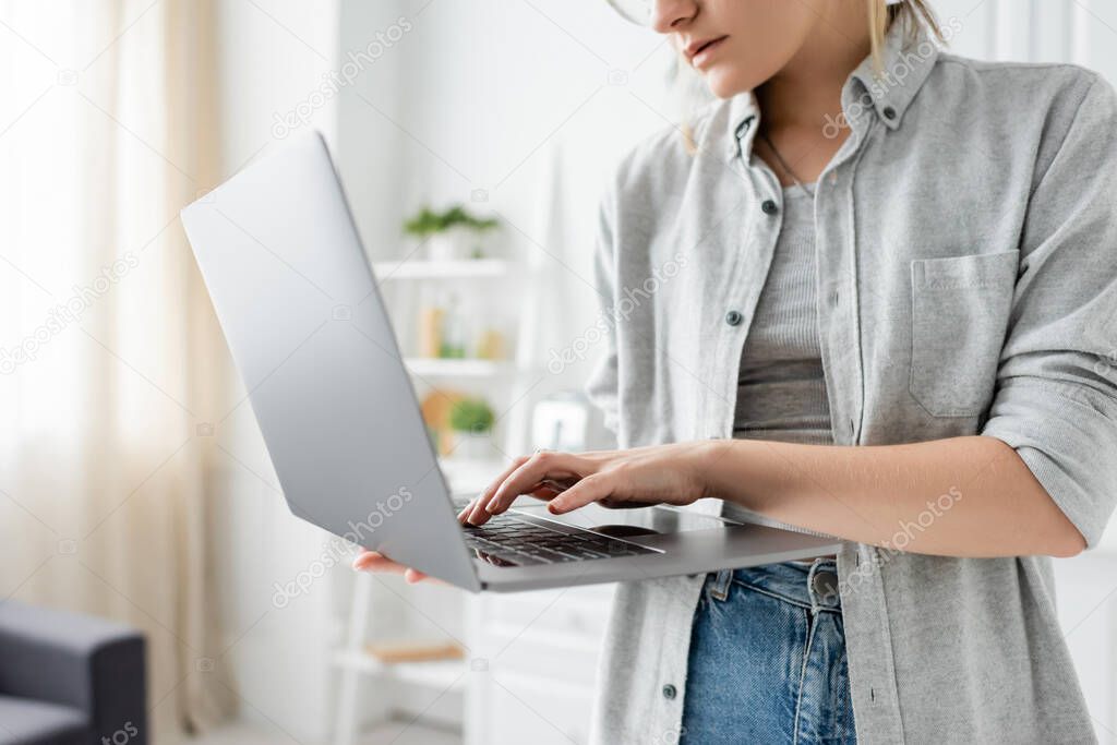 Mitarbeiter arbeitet flexibel im Homeoffice
