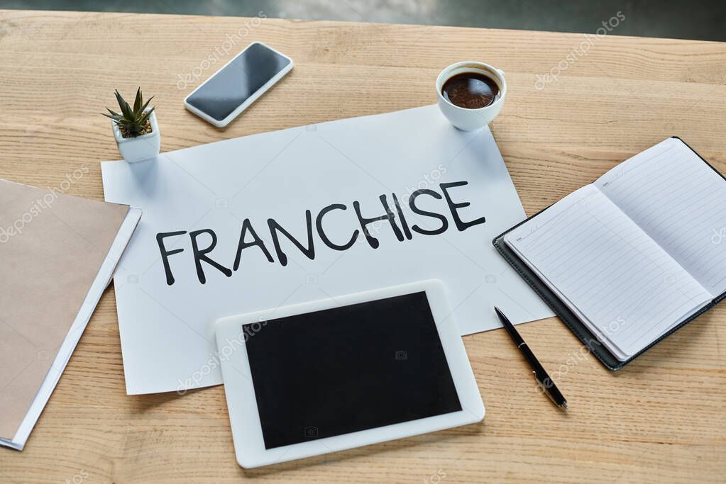 Businessplan-Unterlagen und Laptop