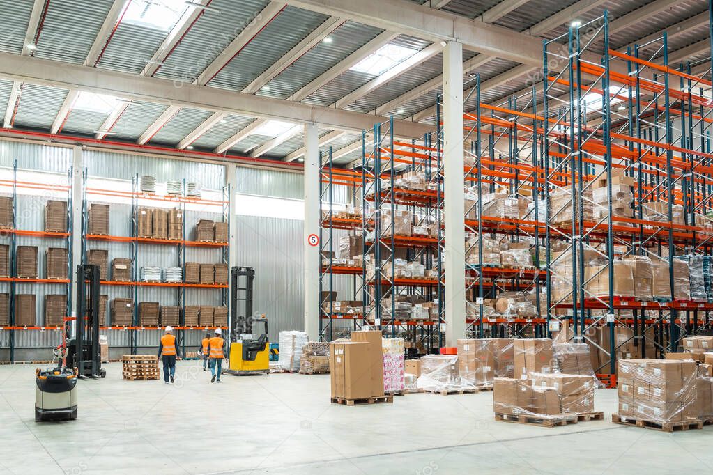 E-Commerce Lager mit Paketen